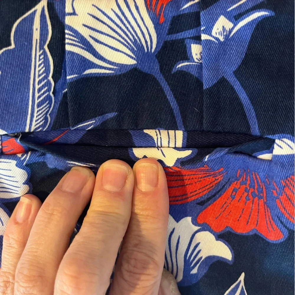 J Crew 3" printed short in navy blue red flowers NWOT Size 10 - Picture 4 of 9